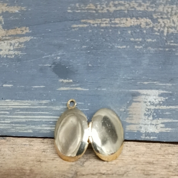 Vintage Gold Locket Pendant - Picture 3 of 5